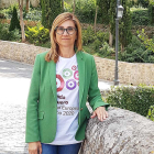 La alcaldesa posa con una camiseta en favor de la candidatura arandina a Ciudad Europea del Vino.-L. V.