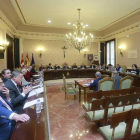 Lorenzo Rodríguez (a la izq.) durante la defensa de la propuesta que logró el voto unánime de la corporación.-R. G.O.