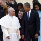 El papa Francisco habla con Barack Obama a su llegad a la base de Andrews, este martes.-AP / SUSAN WALSH
