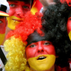 Aficionados alemanes animan a su seleccion en un partido de fútbol.-/ EFE / ARNE DEDERT