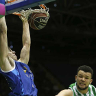 Cancar machaca el aro del Betis ante la presencia de Nelson, el pasado domingo.-ACB PHOTO / F. RUSO
