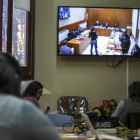 Periodistas siguen la declaración de una testigo por un monitor, en la Audiencia de Barcelona.-JOAN PUIG