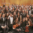 Los miembros de la Joven Orquesta Sinfónica posan con sus instrumentos.-ECB