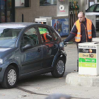 Un empleado de gasolinera echa combustible en un vehículo.-RAÚL G. OCHOA