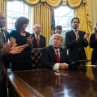 Trump tras firmar una orden ejecutiva en el despacho oval.-NICHOLAS KAMM / AFP