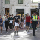 Un agente en el paso de peatones de la Plaza del Cid con el Paseo Espolón.-RAÚL G. OCHOA