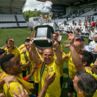 Edu Vélez, leyenda del fútbol burgalés, levanta el trofeo junto a sus compañeros del Trompas Range Rover. TOMÁS ALONSO