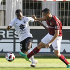 Yaw pugna con un rival por la posesión del balón.-SANTI OTERO