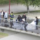 La policía nacional, el 12 de mayo, inspecciona la pasarela donde fue asesinada Carrasco, instantes después del crimen. ICAL-El Mundo