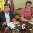 César Rico (izquierda) junto al portavoz de la Diputación, Borja Suárez.-SANTI OTERO