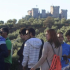 Miles de personas asistieron al 'casting' de 'Juego de tronos', en Almodóvar del Río, localidad cordobesa cuyo castillo (al fondo) será escenario de varias secuencias de la serie.-SALAS