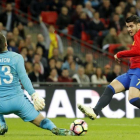 Morata remata ante Heaton durante el Inglaterra-España en Wembley.-EFE / JUAN CARLOS HIDALGO