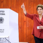 Dilma Rousseff deposita su voto en un colegio electoral de Porto Alegre, este domingo.-Foto:  AFP / JEFFERSON BERNARDES