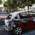 Coche quemados después de la segunda noche de altercados por la muerte de un joven en Val d'Oise, suburbio en el norte de París.-THOMAS SAMSON / AFP