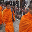 Un grupo de monjes budistas durante una manifestación pacífica de septiembre frente a la Asamblea Nacional tailandesa en Bangkok.-EFE / BARBARA WALTON