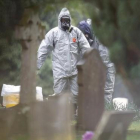 Agentes de la policía británica investigan el envenenamiento del exespía Skripal y de su hija.-REUTERS