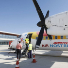 Un avión de la compañía Air Nostrum en las pistas de Villafría, desde donde dejará fletar vuelos en mayo.-RAÚL G. OCHOA