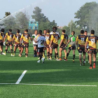 Los jugadores del UBU Colina Clinic y El Salvador se saludan tras la finalización de su encuentro.-