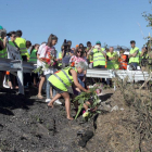 Una integrante de la plataforma de afectados por la N-I deja un ramo de flores en el lugar del último accidente mortal.-G.GONZÁLEZ