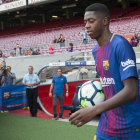 Ousmane Dembélé salta al Camp Nou, tras su presentación-JORDI COTRINA