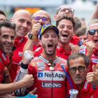 Dovizioso y su equipo, tras ganar en Austria el domingo pasado.-EFE / EPA /JOHANN GRODER
