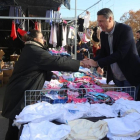 El candidato del PPC, Xavier García Albiol, este miércoles en el mercadillo de Sant Cosme de El Prat de Llobregat (Barcelona).-EL PERIÓDICO