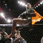 Conor McGregor posa sobre la reja del octógono del Madison Square Garden, tras conquistar el título mundial del UFC 205.-USA TODAY / ADAM HUNGER