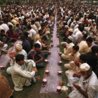 Habitantes de Lahore se reúnen a la espera de romper el ayuno durante el Ramadán, en una imagen de archivo.-MOHSIN RAZA/REUTERS