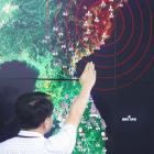 Un oficial de Corea del Sur apunta el epicentro del terremoto causado por el ensayo nuclear de Corea del Norte.-AFP / YONHAP