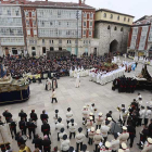 Momento en el que se encuentran las tres imágenes en la plaza del ReySan Fernando.-RAÚL G. OCHOA
