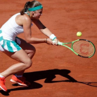 Ostapenko devuelve un revés, en la final de Roland Garros.-CHRISTIAN HARTMANN
