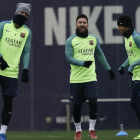 El tridente prepara el duelo contra la Real Sociedad para la vuelta de los cuertos de la Copa.-AP / MANU FERNANDEZ