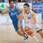 Álex López supera a Alfredo Ott en un lance del partido disputado ayer en Melilla.-MELILLA BALONCESTO