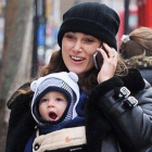 Keira Knightley, con su hija.-EL PERIÓDICO