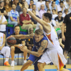 Javi Vega cuerpea con un defensor del Shenzhen Leopards-Israel L. Murillo