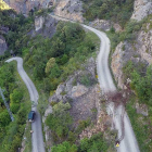 En su caída, la piedra golpeó la carretera en sendas curvas, causando daño en ambos laterales.-ECB