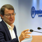 Alfonso Fernández Mañjueco, durante su comparecencia ante los medios en la sede autonómica del PP.-ICAL