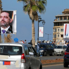 Imágenes del exprimer ministro libanés, Saad Hariri, en las calles de la capital libanesa, Beirut.-/ REUTERS / MOHAMED AZAKIR (REUTERS)