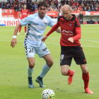 El delantero roiillo Ion Vélez conduce un balón en presencia de un defensor del Llagostera-Alfonso G. Mardones
