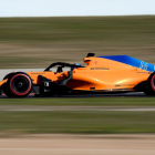 Fernando Alonso, en pleno pilotaje por la pista de Montmeló.-/ JOSEP LAGO (AFP)