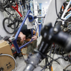 Un autónomo trabaja en su taller de bicicletas.-RAÚL G. OCHOA