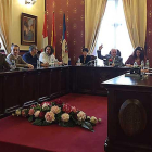 Momento del Pleno en que con la votación de sus concejales, se retiró a De Lucio de la Alcaldía (de blanco a la izq.).-ECB