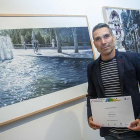 Javier Torices junto a su obra ganadora del el primer premio en el Concurso de Pintura Catedral de Burgos.-SANTI OTERO