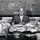 Francisco Franco, sentado ante la mesa de su despacho del palacio de El Pardo, habitualmente atestada de papeles.-EFE