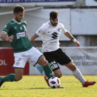Chevi persigue a un futbolista del Coruxo durante el choque de ayer.-FARO DE VIGO
