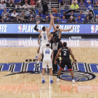 Marc Gasol, en el salto inicial.-GETTY IMAGES NORTH AMERICA