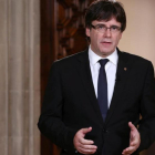 Puigdemont, durante su declaración institucional desde el Palau de la Generalitat. /-JORDI BEDMAR