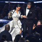 Drake acompaña a Rihanna después de que la cantante recibiera un premio.-AFP / JEWEL SAMAD