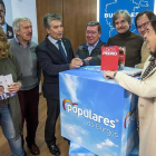 En el centro, Cosidó junto al presidente del PP,César Rico, y candidatos al Congreso y alSenado.-SANTI OTERO