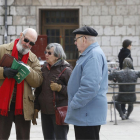 Un turista en la plaza de San Fernando consulta en un mapa con unos ciudadanos un lugar a donde acudir.-RAÚL OCHOA